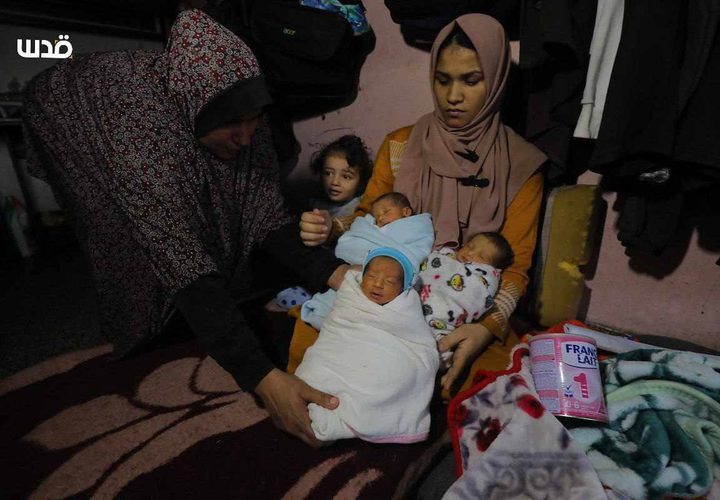 الفلسطينية النازحة إيمان المصري تنجب 4 توائم ( الرابع تحت العناية بالمستشفى) بعد نزوحها من بيت حانون لمدرسة في دير البلح وسط القطاع. وزارة الصحة قالت إن مئات السيدات أنجبن في ظروف قاسية وغير آمنة خلال العدوان المستمر على غزة.