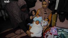الفلسطينية النازحة إيمان المصري تنجب 4 توائم ( الرابع تحت العناية بالمستشفى) بعد نزوحها من بيت حانون لمدرسة في دير البلح وسط القطاع. وزارة الصحة قالت إن مئات السيدات أنجبن في ظروف قاسية وغير آمنة خلال العدوان المستمر على غزة.