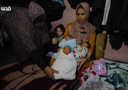 الفلسطينية النازحة إيمان المصري تنجب 4 توائم ( الرابع تحت العناية بالمستشفى) بعد نزوحها من بيت حانون لمدرسة في دير البلح وسط القطاع. وزارة الصحة قالت إن مئات السيدات أنجبن في ظروف قاسية وغير آمنة خلال العدوان المستمر على غزة.