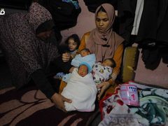 الفلسطينية النازحة إيمان المصري تنجب 4 توائم ( الرابع تحت العناية بالمستشفى) بعد نزوحها من بيت حانون لمدرسة في دير البلح وسط القطاع. وزارة الصحة قالت إن مئات السيدات أنجبن في ظروف قاسية وغير آمنة خلال العدوان المستمر على غزة.