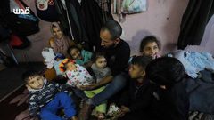 الفلسطينية النازحة إيمان المصري تنجب 4 توائم ( الرابع تحت العناية بالمستشفى) بعد نزوحها من بيت حانون لمدرسة في دير البلح وسط القطاع. وزارة الصحة قالت إن مئات السيدات أنجبن في ظروف قاسية وغير آمنة خلال العدوان المستمر على غزة.