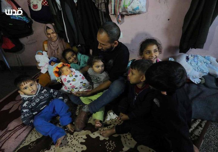 الفلسطينية النازحة إيمان المصري تنجب 4 توائم ( الرابع تحت العناية بالمستشفى) بعد نزوحها من بيت حانون لمدرسة في دير البلح وسط القطاع. وزارة الصحة قالت إن مئات السيدات أنجبن في ظروف قاسية وغير آمنة خلال العدوان المستمر على غزة.