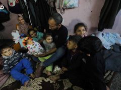 الفلسطينية النازحة إيمان المصري تنجب 4 توائم ( الرابع تحت العناية بالمستشفى) بعد نزوحها من بيت حانون لمدرسة في دير البلح وسط القطاع. وزارة الصحة قالت إن مئات السيدات أنجبن في ظروف قاسية وغير آمنة خلال العدوان المستمر على غزة.