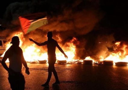 9 اصابات خلال مواجهات مع الاحتلال في حلحول والاستيلاء على محتويات محل للصرافة