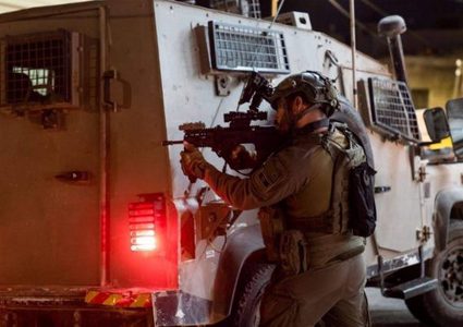 اصابة فتى برصاص الاحتلال والاستيلاء على محتويات محلات صرافة في نابلس