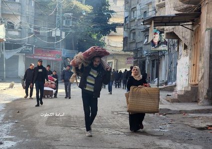 نزوح أعداد كبيرة من المواطنين بسبب القصف المتواصل على مناطق شرق قطاع غزة