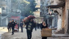 نزوح أعداد كبيرة من المواطنين بسبب القصف المتواصل على مناطق شرق قطاع غزة