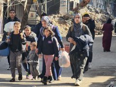 نزوح أعداد كبيرة من المواطنين بسبب القصف المتواصل على مناطق شرق قطاع غزة