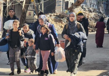 نزوح أعداد كبيرة من المواطنين بسبب القصف المتواصل على مناطق شرق قطاع غزة