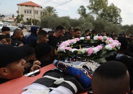 تشييع جثمان الشهيد عبد الكريم بديرات إلى مثواه الأخير في مخيم طولكرم