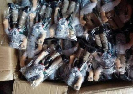 الاحتلال يستولي على ألعاب أطفال خلال مداهمة محلات تجارية بالخليل