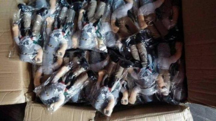 الاحتلال يستولي على ألعاب أطفال خلال مداهمة محلات تجارية بالخليل