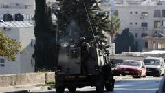 الخليل: الاحتلال يصيب طفلا بالرصاص ويعتقل والد وأشقاء الشهيد عمرو أبو حسين