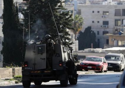 الخليل: الاحتلال يصيب طفلا بالرصاص ويعتقل والد وأشقاء الشهيد عمرو أبو حسين