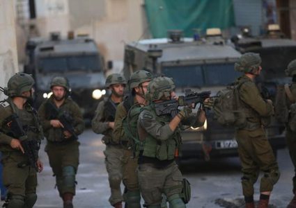 الاحتلال يصيب شابا ويعتقله ويطلق قذيفة صوب منزل يحاصره في مخيم الفارعة