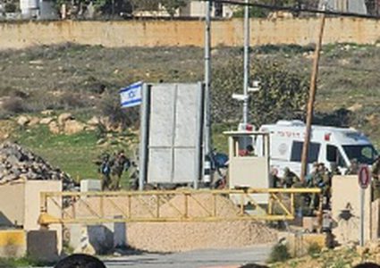 اصابة عدد من جنود الاحتلال بعملية دهس على مدخل مخيم الفوار واصابة المنفذ