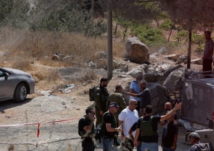 الاحتلال يعتقل مواطنين ويستولي على مركبتيهما جنوب الخليل