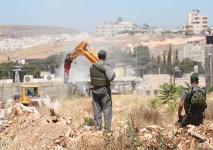 الاحتلال يخطر بهدم منازل عائلات ثلاثة شهداء في الخليل