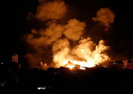 استشهاد صحفي وعدد من أفراد عائلته في غارة إسرائيلية استهدفت منزله بمخيم النصيرات