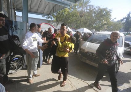 قصف سيارة مدنية جنوب مدينة غزة وقصف مدفعي على البريج والمغازي