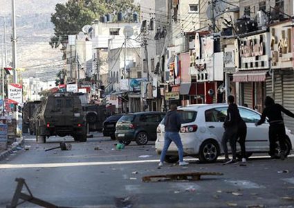 إصابة مواطن خلال مواجهات مع الاحتلال في مخيم عسكر شرق نابلس
