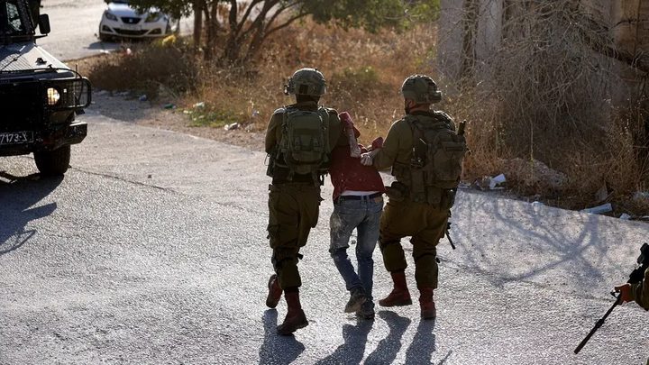 الاحتلال يعتقل 16 مواطنا من الضفة غالبيتهم من مخيم نور شمس