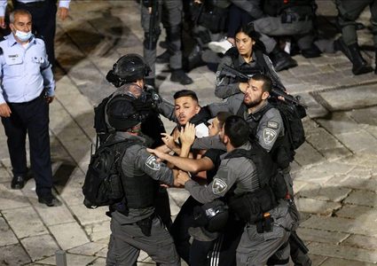 الاحتلال يعتقل شابا من جبل المكبر ويعتدي على مواطنين في الطور