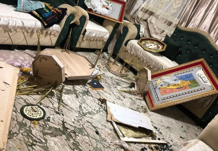 الاحتلال يعيث خرابًا بمنازل اقتحمها في مخيم الفوار جنوب الخليل