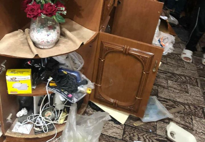 الاحتلال يعيث خرابًا بمنازل اقتحمها في مخيم الفوار جنوب الخليل