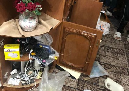 الاحتلال يعيث خرابًا بمنازل اقتحمها في مخيم الفوار جنوب الخليل