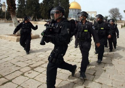 عشرات المستوطنين يقتحمون المسجد الاقصى