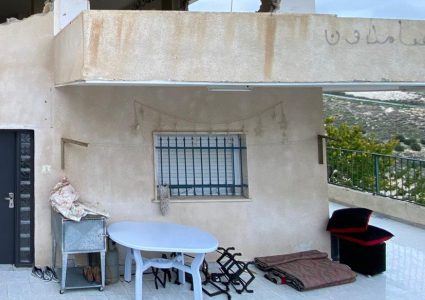 الاحتلال يعتقل والدة الشهيد احمد عليان ويداهم منزله