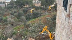 الاحتلال يجرف أراضي ويقتلع أشجارا ويعتقل مواطنين في بيت صفافا جنوب القدس