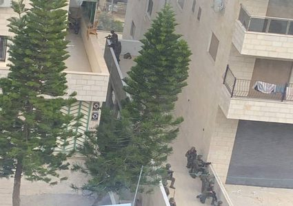 "مستعربون" يقتحمون حي المخفية في نابلس ويحاصرون بناية سكنية