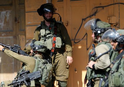 الاحتلال يعتدي على مواطن من ذوي الإعاقة في الخليل