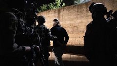 الاحتلال يعتقل 11 مواطنا من الخليل