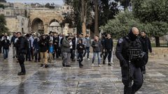 عشرات المستوطنين يقتحمون المسجد الأقصى