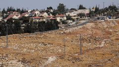 مستوطنون ينصبون أعمدة كهرباء تمهيدا لإقامة بؤرة استيطانية جنوب شرق بيت لحم