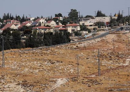 مستوطنون ينصبون أعمدة كهرباء تمهيدا لإقامة بؤرة استيطانية جنوب شرق بيت لحم