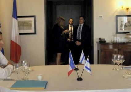 ماكرون أبلغ غانتس بضرورة تجنب التصعيد "خاصة في لبنان"