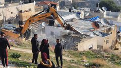 إصابات واعتقالات خلال اقتحام الاحتلال بلدة جبل المكبر في القدس لهدم منزل