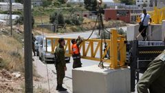 الاحتلال ينصب بوابة حديدية عند المدخل الشمالي لبلدة بير زيت