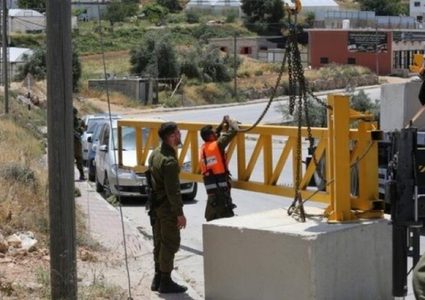 الاحتلال ينصب بوابة حديدية عند المدخل الشمالي لبلدة بير زيت