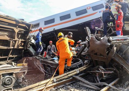 أربعة قتلى و28 جريحاً على الأقل في تصادم بين قطارين في إندونيسيا