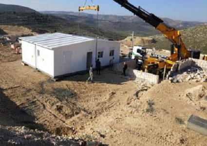 مستوطنون ينصبون منزلين متنقلين في برية تقوع جنوب شرق بيت لحم