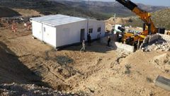 مستوطنون ينصبون منزلين متنقلين في برية تقوع جنوب شرق بيت لحم