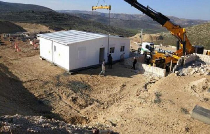 مستوطنون ينصبون منزلين متنقلين في برية تقوع جنوب شرق بيت لحم