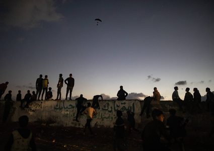 الأردن وفرنسا ينفذان عملية إنزال مساعدات إنسانية إلى قطاع غزة