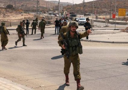 مستوطنون بحماية جنود الاحتلال ينكلون بمواطنين في البلدة القديمة من الخليل