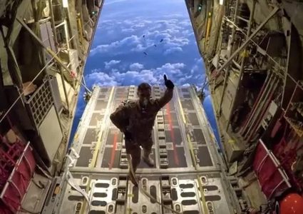 الأردن وفرنسا تنفذان عملية إنزال مساعدات إنسانية إلى قطاع غزة